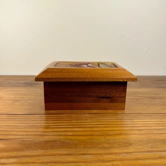 Vintage Hand-Carved Wooden Trinket Box with Floral Relief | Imapro Honduras - Picture 8 of 9